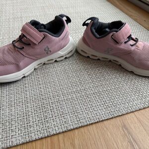 Kids Pink Sneakers. Cloud Play kids zephyr/white